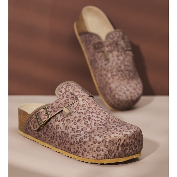 New with tags Altar’d State Lorenna Leopard Platform Clog - Picture 3 of 3